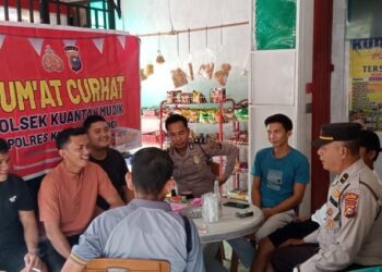 Kapolsek Kuantan Mudik AKP Feri Wardy Bersama Anggota Gelar Jumat Curhat di Desa Kinali Kec Kuantan Mudik