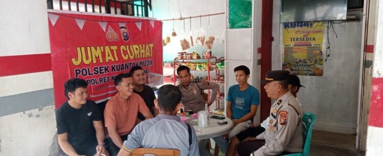 Kapolsek Kuantan Mudik AKP Feri Wardy Bersama Anggota Gelar Jumat Curhat di Desa Kinali Kec Kuantan Mudik