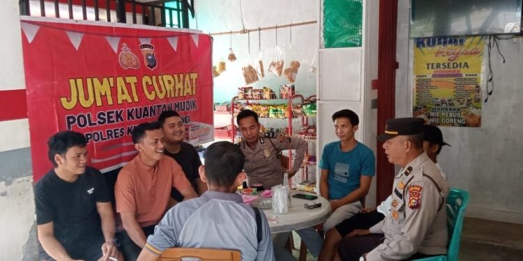 Kapolsek Kuantan Mudik AKP Feri Wardy Bersama Anggota Gelar Jumat Curhat di Desa Kinali Kec Kuantan Mudik