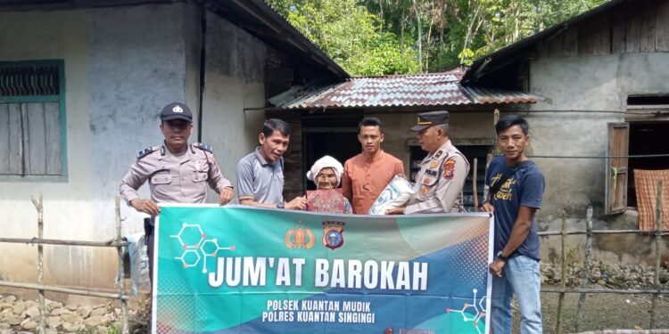 Polsek Kuantan Mudik Bagikan Sembako kepada Lansia