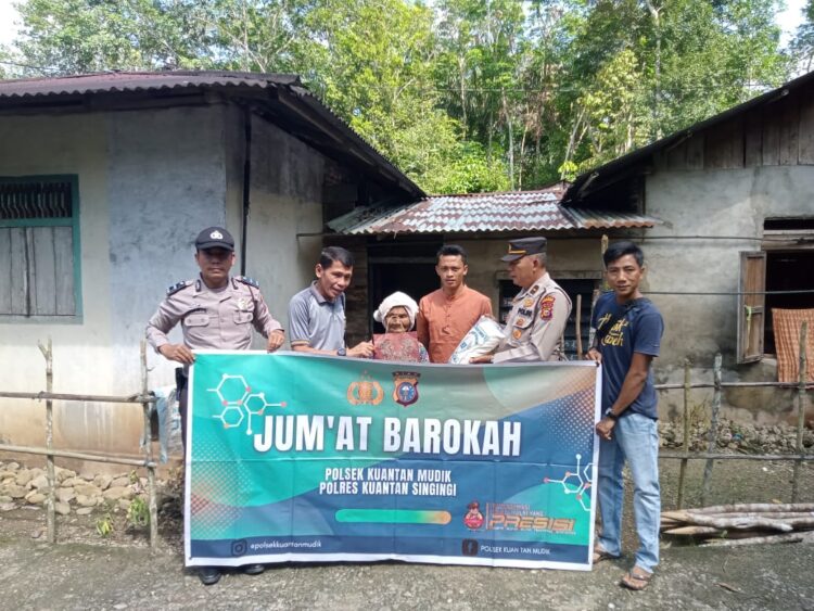 Polsek Kuantan Mudik Bagikan Sembako kepada Lansia