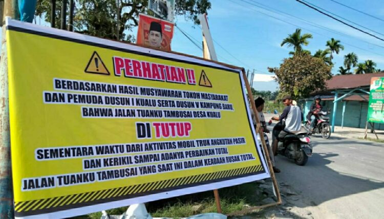 Masyarakat Desa Kualu Larang Truk Muatan Pasir Ilegal Melintas