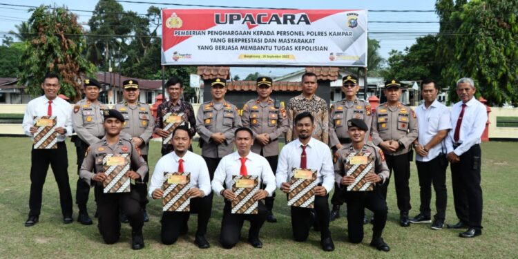 6 Anggota dan 2 Masyarakat Berprestasi serta Berdedikasi Tinggi, Terima Penghargaan dari Kapolres Kampar