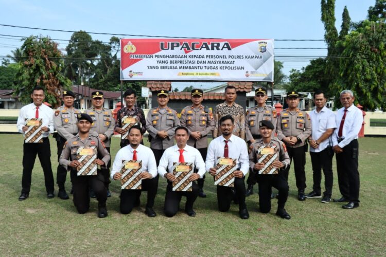 6 Anggota dan 2 Masyarakat Berprestasi serta Berdedikasi Tinggi, Terima Penghargaan dari Kapolres Kampar