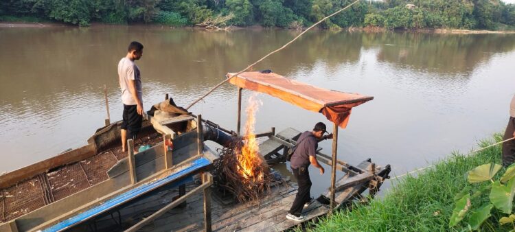 Respon Cepat Polsek Kuantan Mudik Tertibkan dan Musnahkan Rakit PETI