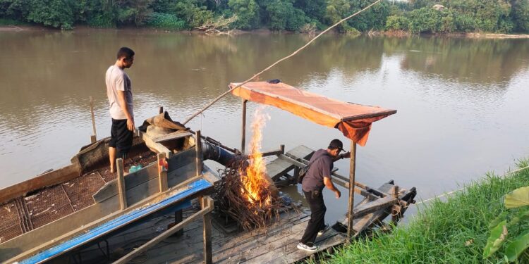 Respon Cepat Polsek Kuantan Mudik Tertibkan dan Musnahkan Rakit PETI