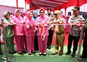 Dalam Rangka HKGB ke- 71, Ketua Bhayangkari Riau Nindya Resmikan MCK Di Desa Ganting Damai
