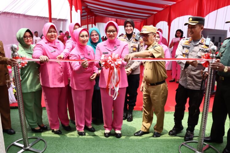Dalam Rangka HKGB ke- 71, Ketua Bhayangkari Riau Nindya Resmikan MCK Di Desa Ganting Damai