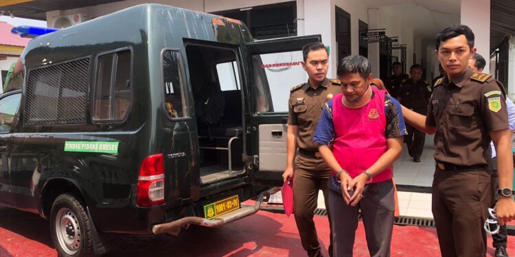 Kejati Riau Serahkan Tersangka dan Barang Bukti ke Kejari Inhu