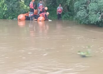 Asik Cari Ikan Warga Siak Hulu Terseret Arus Sungai