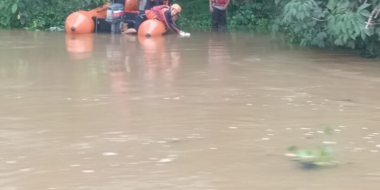 Asik Cari Ikan Warga Siak Hulu Terseret Arus Sungai