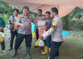 Polsek Siak Hulu Bantu Sembako Dapur Umum Pencarian Korban Hanyut di Sungai Kampar