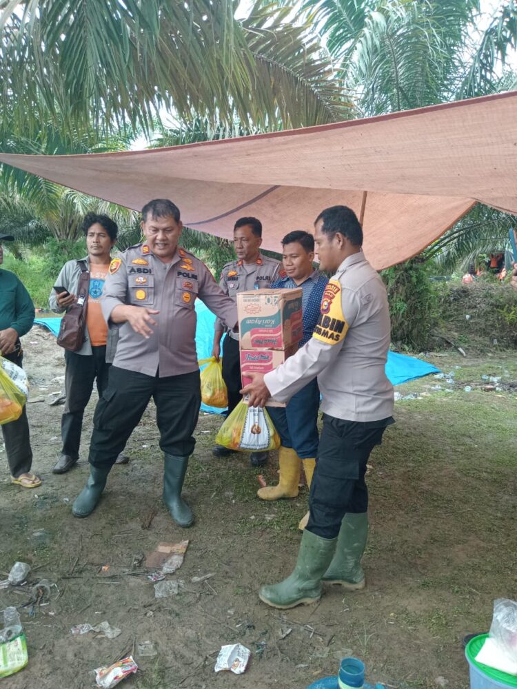 Polsek Siak Hulu Bantu Sembako Dapur Umum Pencarian Korban Hanyut di Sungai Kampar