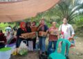 Caleg Fraksi Partai Nasdem No Urut 3 Yuli Huspianti Bantu Sembako di Posko Dapur Umum Pencarian Korban Tenggelam di Sungai Kampar