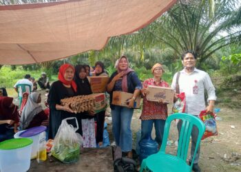 Caleg Fraksi Partai Nasdem No Urut 3 Yuli Huspianti Bantu Sembako di Posko Dapur Umum Pencarian Korban Tenggelam di Sungai Kampar