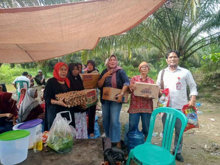 Caleg Fraksi Partai Nasdem No Urut 3 Yuli Huspianti Bantu Sembako di Posko Dapur Umum Pencarian Korban Tenggelam di Sungai Kampar