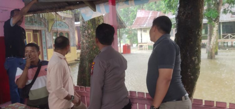 Kapolsek Siak Hulu AKP Asdisyah Mursyid, SH, Pantau Situasi Banjir di Buluh Cina