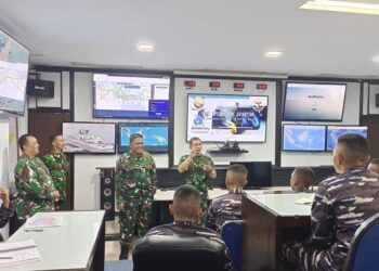 Taruna AAL Korps Elektronika Pantau Lalu Lintas Kapal Laut