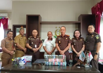 Kepala Kejaksaan Kuantan Singingi Nurhadi Puspandoyo, SH., MH Terima Pengembalian Uang Negara Rp 320.000.000 Dari Yuhepri, S.Sos