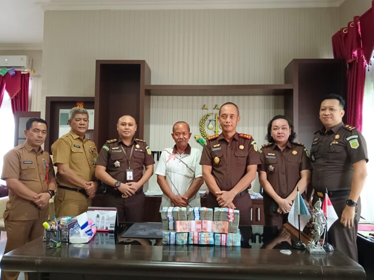 Kepala Kejaksaan Kuantan Singingi Nurhadi Puspandoyo, SH., MH Terima Pengembalian Uang Negara Rp 320.000.000 Dari Yuhepri, S.Sos