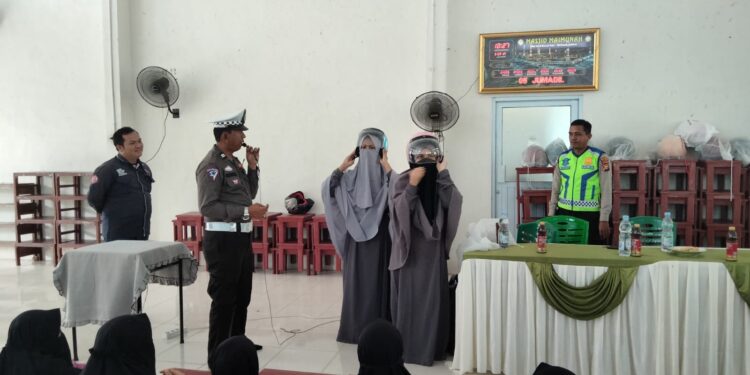 Tim ISDC ( INDONESIA SAFETY DRIVING CENTER) Polda Riau Berikan Pendidikan dan Pengetahuan Serta Edukasi Tertib Berlalu Lintas Kepada Santriwati dan Tenaga pengajar Ponpes Nurul Ilmi