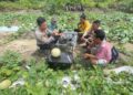 Bawa Perlengkapan Ngopi, Kapolsek LBJ Sosialisasikan Pemilu Damai di Ladang