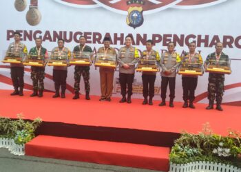 Kapolda Riau Irjen Pol Moh Iqbal, Beri Penghargaan Kepada Sejumlah Tokoh Riau   