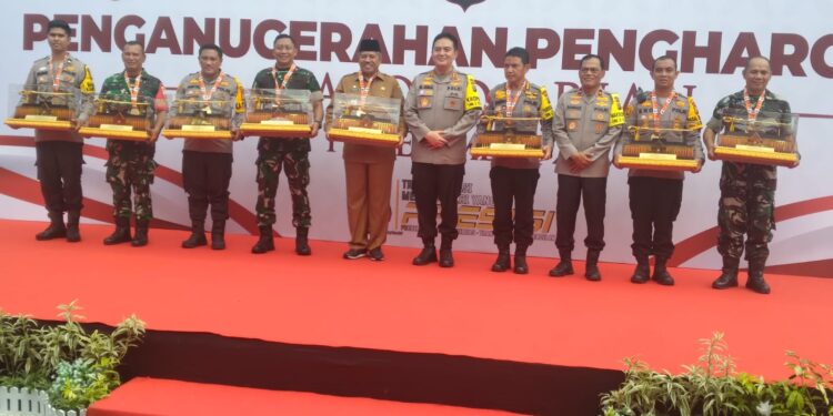 Kapolda Riau Irjen Pol Moh Iqbal, Beri Penghargaan Kepada Sejumlah Tokoh Riau   