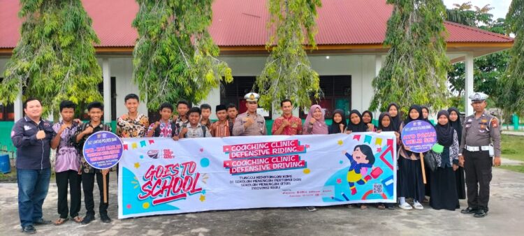 Satlantas Polres Siak dan Tim ISDC ( INDONESIA SAFETY DRIVING CENTER) Adakan Giat Police Goes To School   