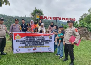 Kasat Binmas Polres Kampar Bagi-bagi Brosur Himbauan dan Edukasi Pada Warga Silam