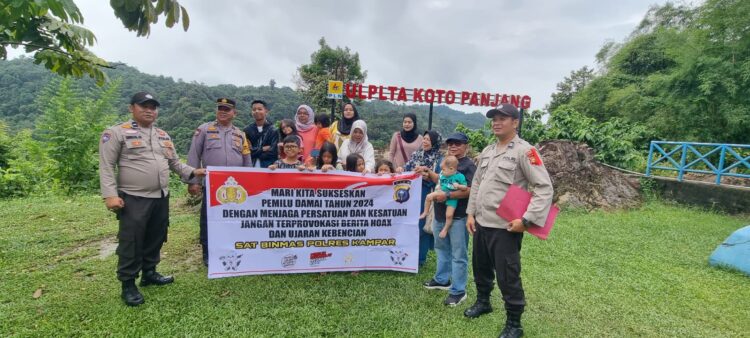 Kasat Binmas Polres Kampar Bagi-bagi Brosur Himbauan dan Edukasi Pada Warga Silam