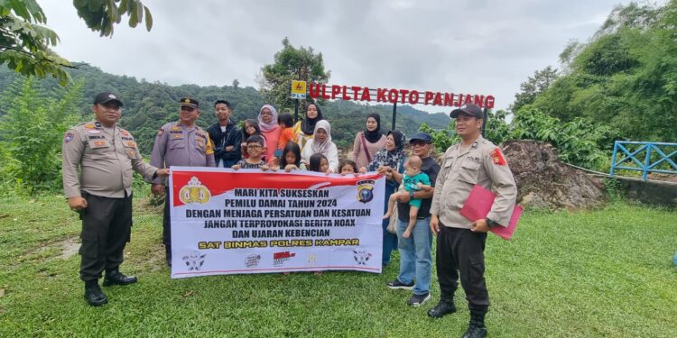 Kasat Binmas Polres Kampar Bagi-bagi Brosur Himbauan dan Edukasi Pada Warga Silam