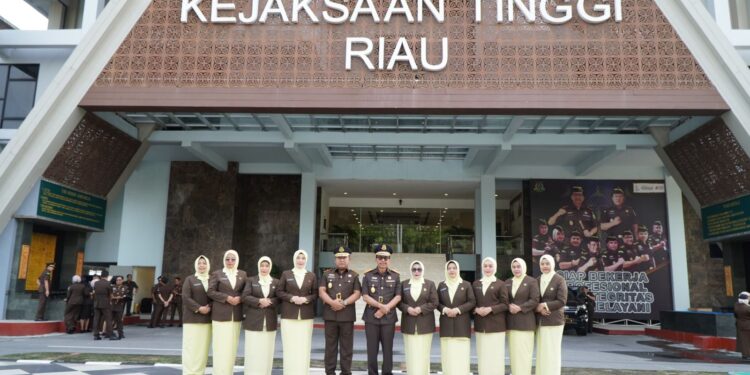 Kejati Riau Pimpin Upacara Peringatan Hari Ibu Ke -95 Tahun 2023