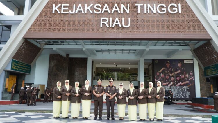 Kejati Riau Pimpin Upacara Peringatan Hari Ibu Ke -95 Tahun 2023