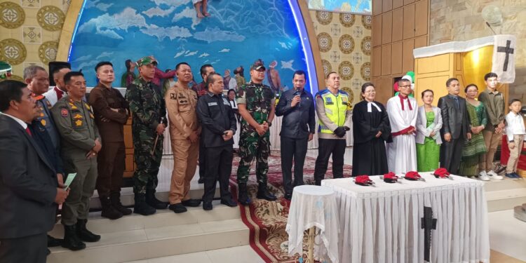 Kapolresta Pekanbaru AKBP Jeki Rahmat Mustika SIK dan Forkopimda Kunjungi Tempat Ibadah dan Pos Pengamanan Natal