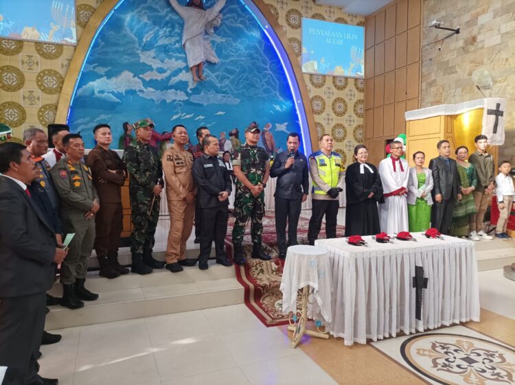 Kapolresta Pekanbaru AKBP Jeki Rahmat Mustika SIK dan Forkopimda Kunjungi Tempat Ibadah dan Pos Pengamanan Natal