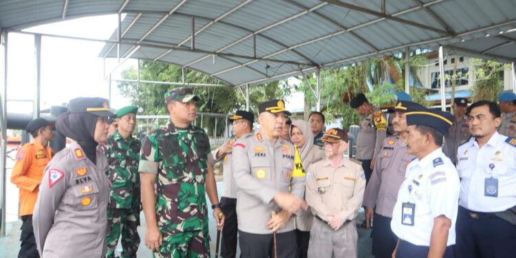 AKBP Jeki Rahmat Mustika, SIK, Bersama Dandim 0301 Wirabima Kota Pekanbaru dan Pejabat Utama Memantau Perayaan Natal di Gereja HKBP Hangtua
