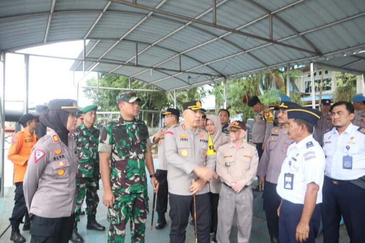 AKBP Jeki Rahmat Mustika, SIK, Bersama Dandim 0301 Wirabima Kota Pekanbaru dan Pejabat Utama Memantau Perayaan Natal di Gereja HKBP Hangtua