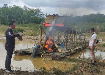 Personil Sat Reskrim Polres Kuansing dan Polsek Kuantan Hilir Musnahkan Dua Unit Rakit PETI