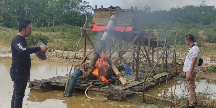 Personil Sat Reskrim Polres Kuansing dan Polsek Kuantan Hilir Musnahkan Dua Unit Rakit PETI
