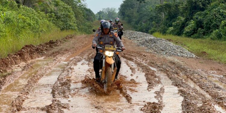 Meski Bertarung Dengan Lumpur, Kasat Resnarkoba Polres Rohul Pastikan Harkambtibmas Di Desa Pasir Agung