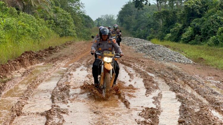Meski Bertarung Dengan Lumpur, Kasat Resnarkoba Polres Rohul Pastikan Harkambtibmas Di Desa Pasir Agung