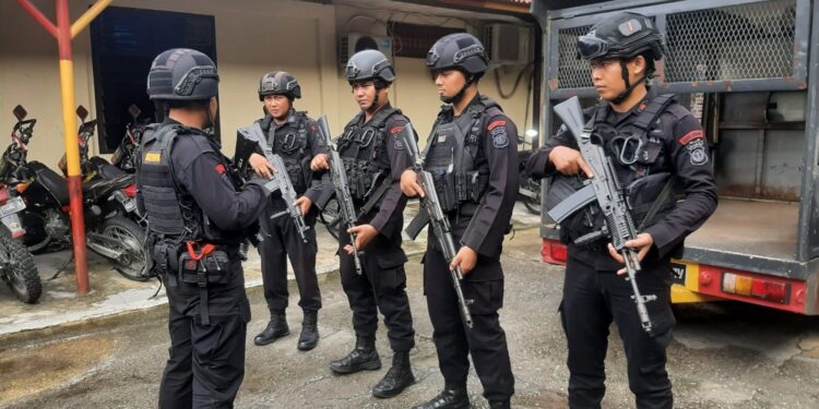 Ops Lilin – LK 2023, Satgas Tindak Brimobda Riau Sambang Pusat Perbelanjaan dan Keramaian