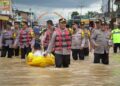 Banjir Melanda, Kapolres Rohul AKBP Budi Setyono SIK MH, Bagikan Nasi bungkus Kediaman Warga