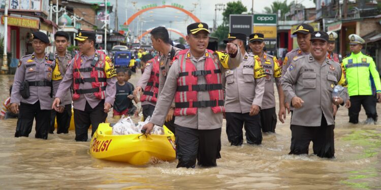 Banjir Melanda, Kapolres Rohul AKBP Budi Setyono SIK MH, Bagikan Nasi bungkus Kediaman Warga