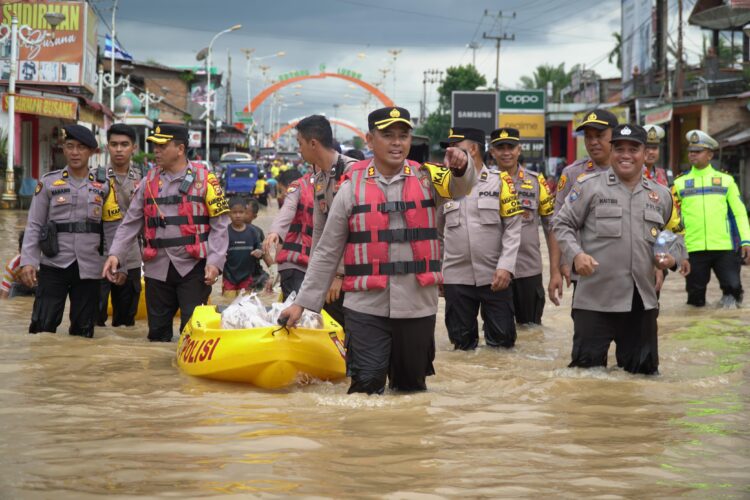 Banjir Melanda, Kapolres Rohul AKBP Budi Setyono SIK MH, Bagikan Nasi bungkus Kediaman Warga