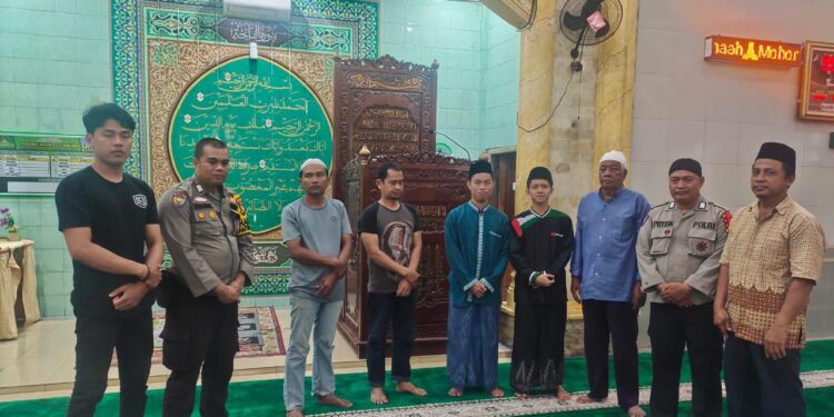 Lakukan Cooling System, Bhabinkamtibmas Polsek Bukit Raya Melaksanakan Kegiatan Sholat Magrib Berjamaah