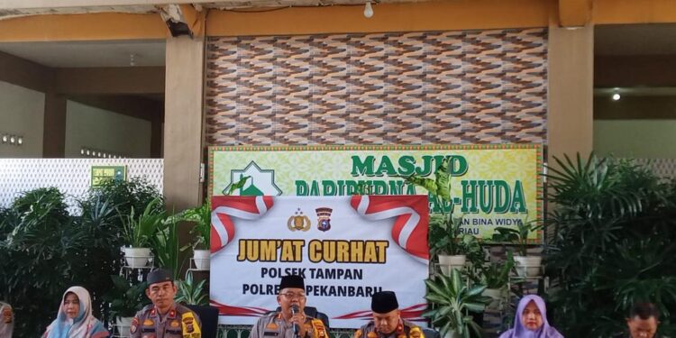 Gelar Jumat Curhat, Wakapolresta Pekanbaru Sampaikan Pesan Pemilu Damai