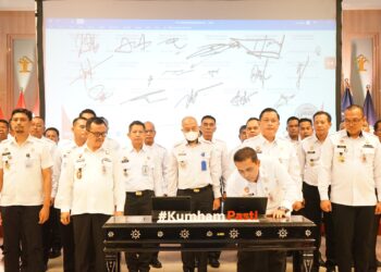 KANWIL KEMENKUMHAM RIAU KUKUHKAN KOMITMEN BERIKAN PELAYANAN PUBLIK BERKUALITAS MELALUI PENANDATANGANAN KOMITMEN BERSAMA, PERJANJIAN KINERJA DAN PAKTA INTEGRITAS*