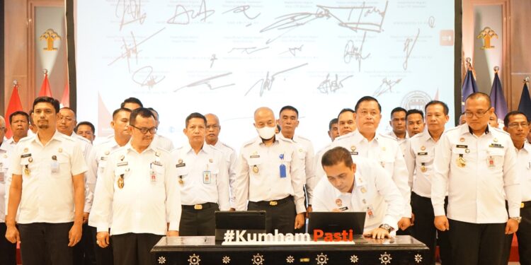 KANWIL KEMENKUMHAM RIAU KUKUHKAN KOMITMEN BERIKAN PELAYANAN PUBLIK BERKUALITAS MELALUI PENANDATANGANAN KOMITMEN BERSAMA, PERJANJIAN KINERJA DAN PAKTA INTEGRITAS*